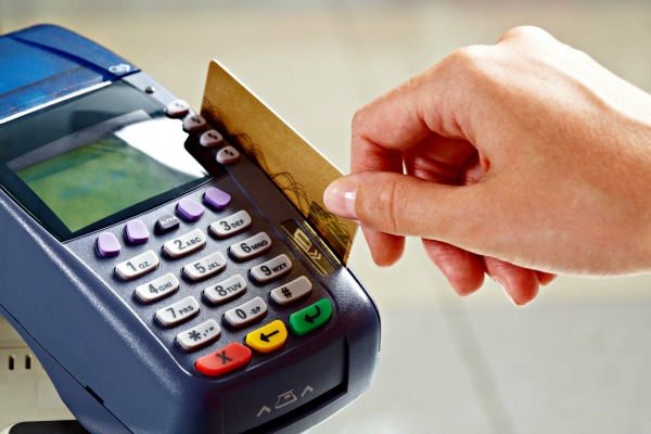 Projeto proíbe cobrança de juros abusivos por cartões de crédito