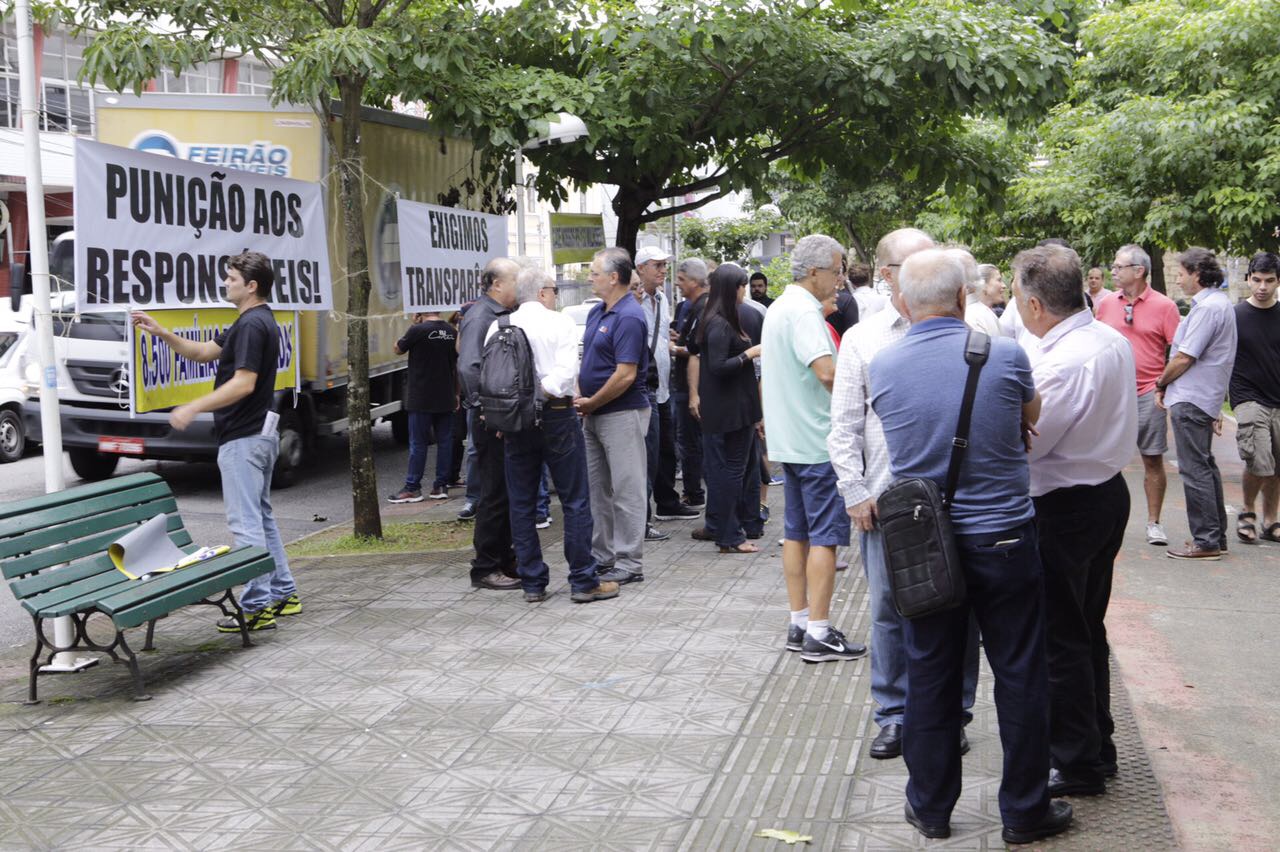 Participantes da Celos reúnem-se para exigir transparência