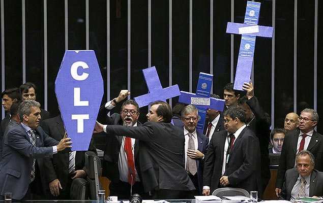 Câmara aprova reforma trabalhista, que segue agora para o Senado