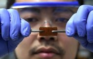 Cientista japonês acidentalmente descobre vidro que se regenera