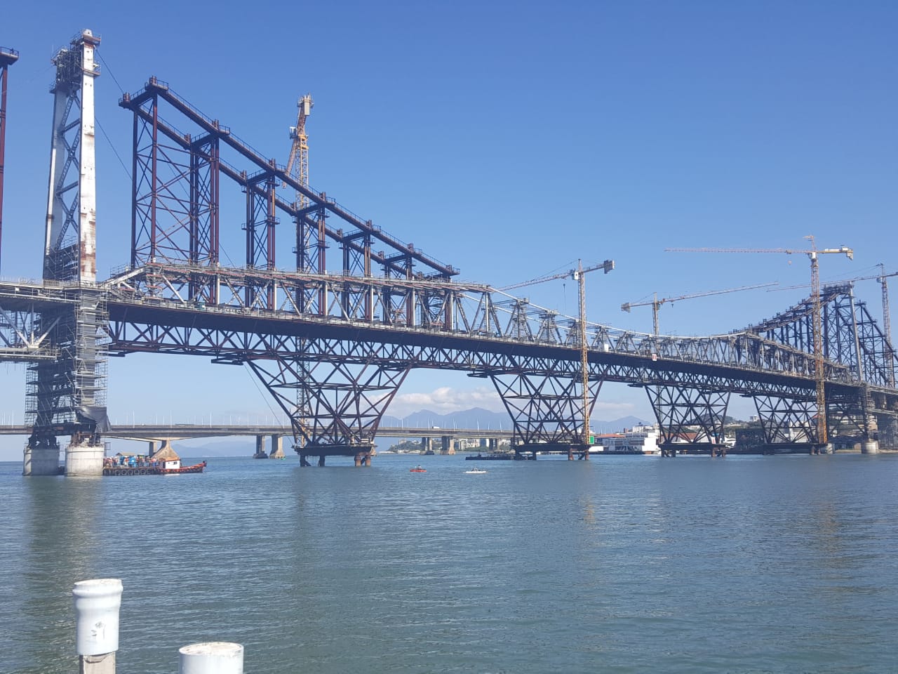 PONTE HERCÍLIO LUZ: TORRE DO LADO INSULAR É ELEVADA EM 3 CM