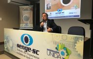 Candidato ao Senado, Raimundo Colombo atende convite do Senge-SC e conversa com representantes da engenharia