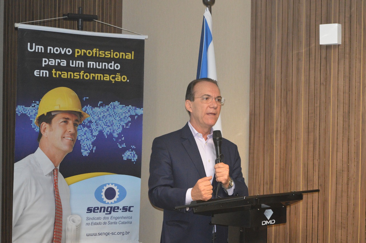 Décio Lima, candidato ao governo do Estado, firma compromisso com a engenharia em encontro no Senge-SC