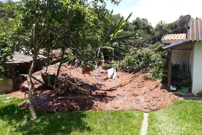 Barragem se rompe e casas são atingidas em Brumadinho, em Minas Gerais