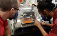 Na pandemia, fábricas se transformam para consertar respiradores e produzir máscaras