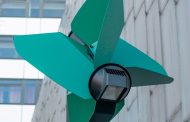 Estudante cria poste de luz autossuficiente para cidades