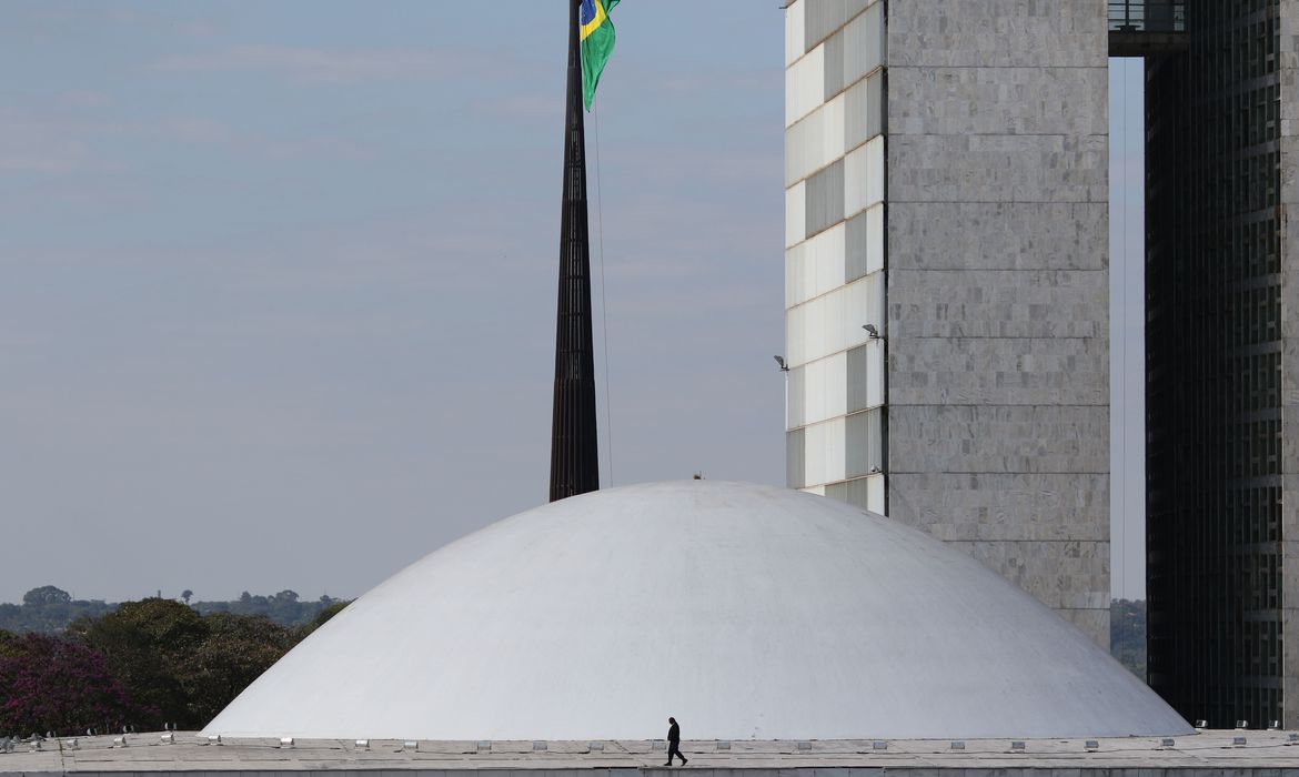 Política Senado aprova marco legal da geração de energia de fontes renováveis