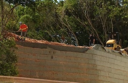 Casan segue reparando os danos ambientais causados pelo rompimento na lagoa artificial na Lagoa da Conceição