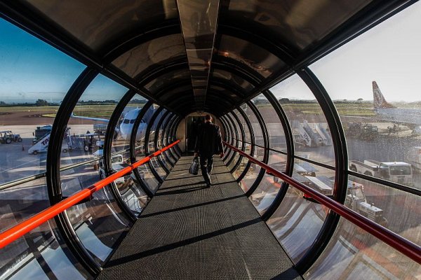 Máscaras deixam de ser recomendadas em aeroportos e voos da UE