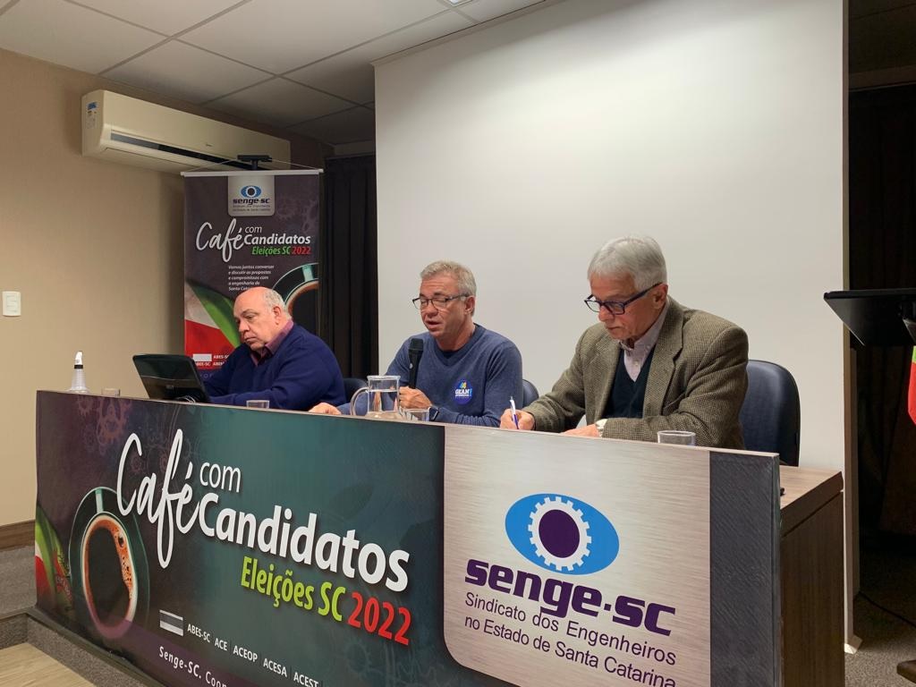 Gean Loureiro conversa com representantes da engenharia no Café com Candidatos no Senge-SC