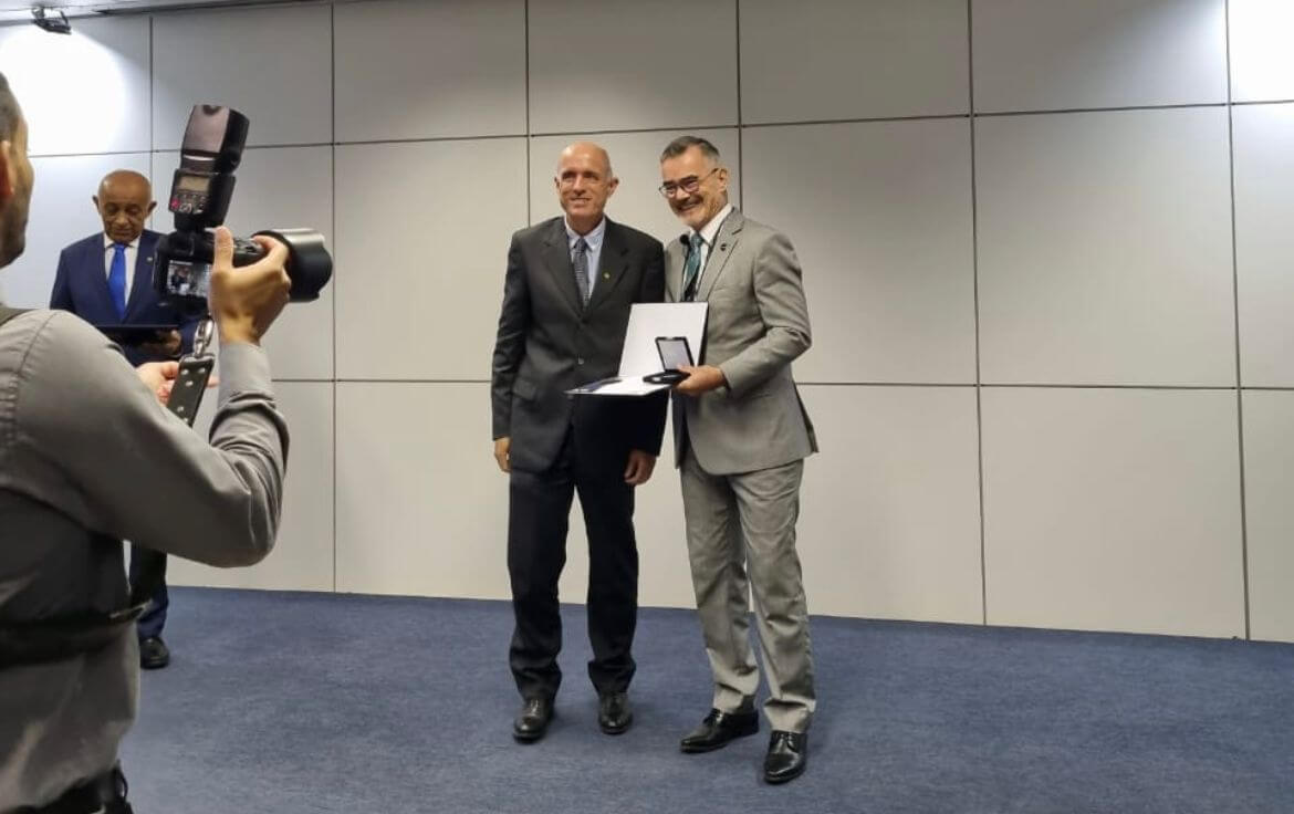 Engenheiro catarinense é premiado pela Agência Espacial Brasileira por trabalho com satélites