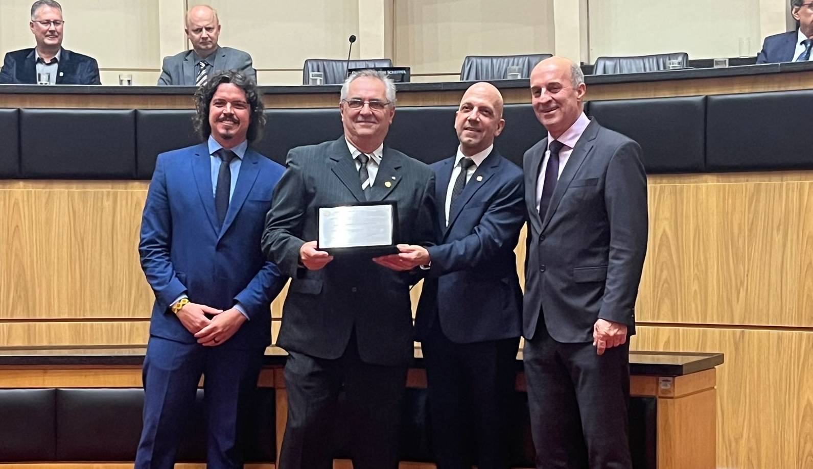 Assembleia Legislativa faz sessão especial pelos 40 anos do Seagro-SC, onde Senge-SC foi homenageado