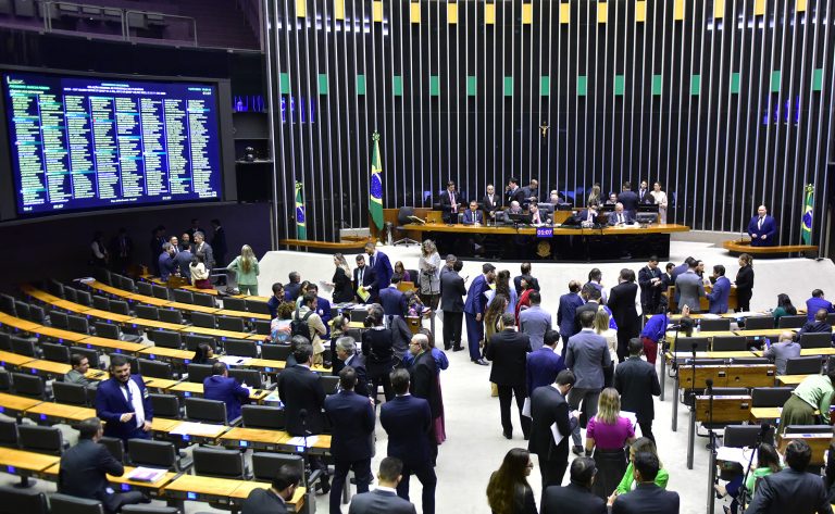 Congresso derruba veto e permite às distribuidoras de energia aplicar valores menores em pesquisa
