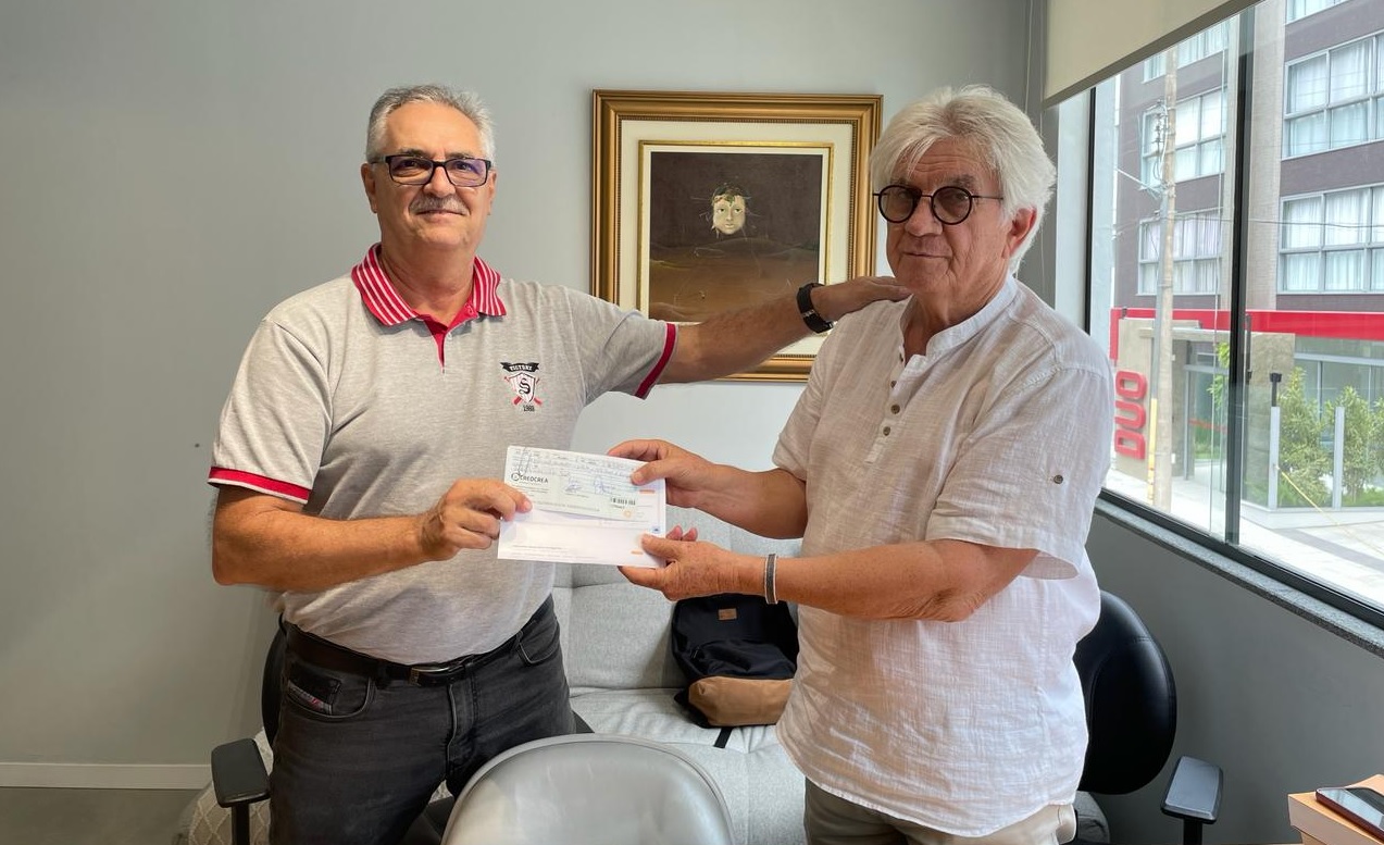 Senge-SC entrega cheque para Instituto Vilson Groh com valor total das inscrições apuradas em evento para engenheiros