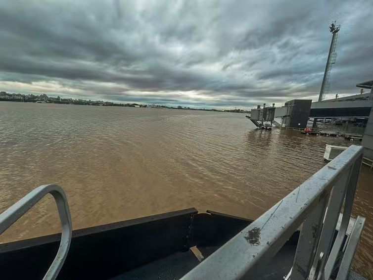 Aeroporto de Porto Alegre está fechado por tempo indeterminado