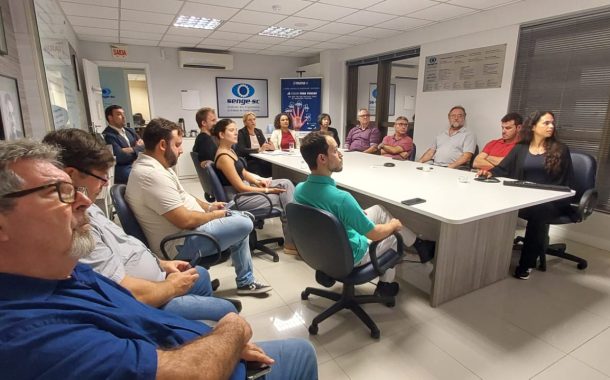Proximidade com instituições de ensino: Senge-SC recebe formandos do curso de engenharia da UFSC