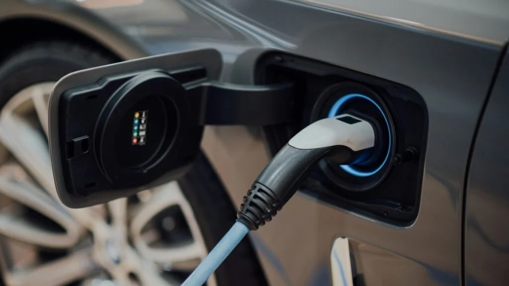 Novas regras de segurança para garagens e recarga de veículos elétricos já têm data para valer