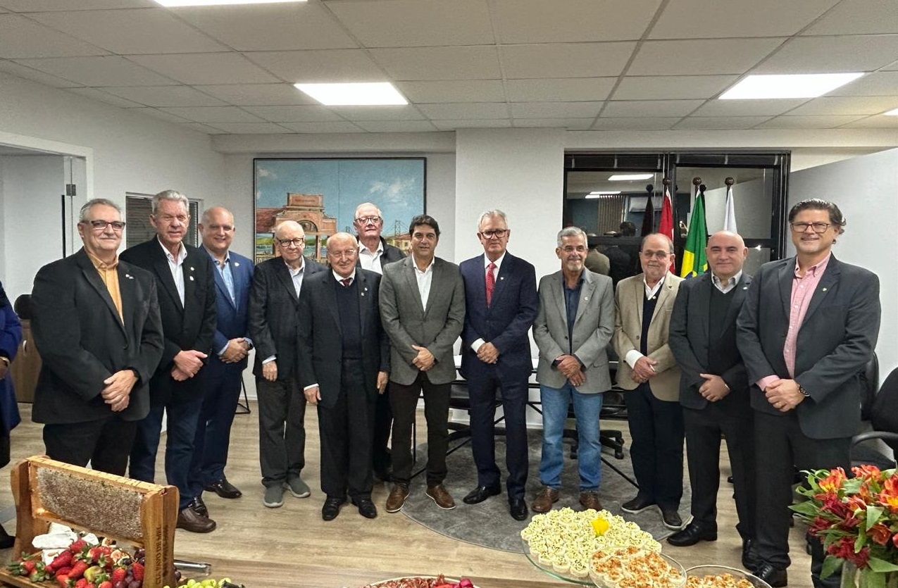 ACE empossa nova diretoria e novo Conselho Diretor em solenidade marcada pela valorização da engenharia catarinense