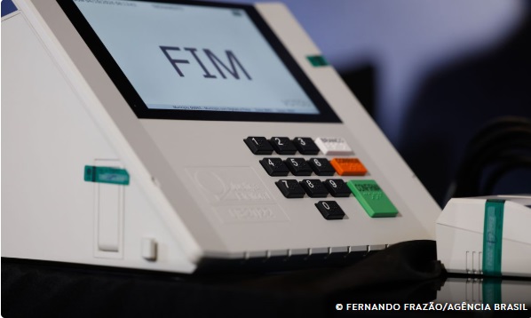 IA e vídeos falsos superam fake news como maior ameaça à democracia